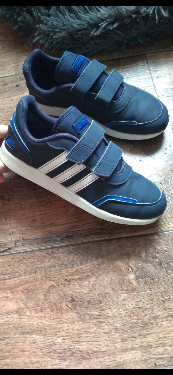 Chłopięce buty adidas na rzepy Lekkie I wygodne 34