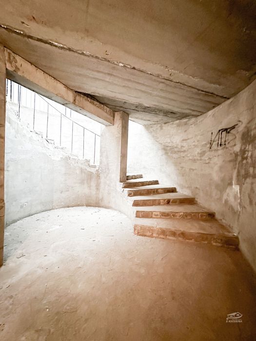 Продам комерційне  приміщення в прохідному місці