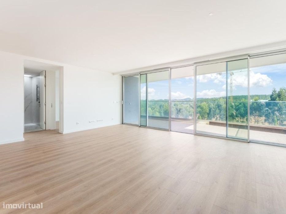 Apartamento T3 com Varanda no Belas Clube de Campo