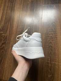 Білі шкіряні кросівки