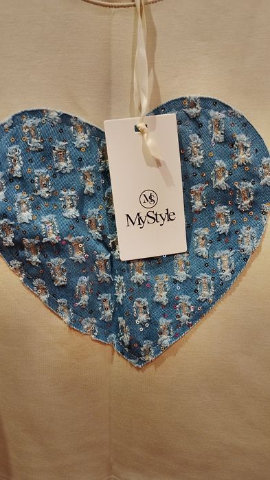 Sweterek beż z serduszkiem.nowy