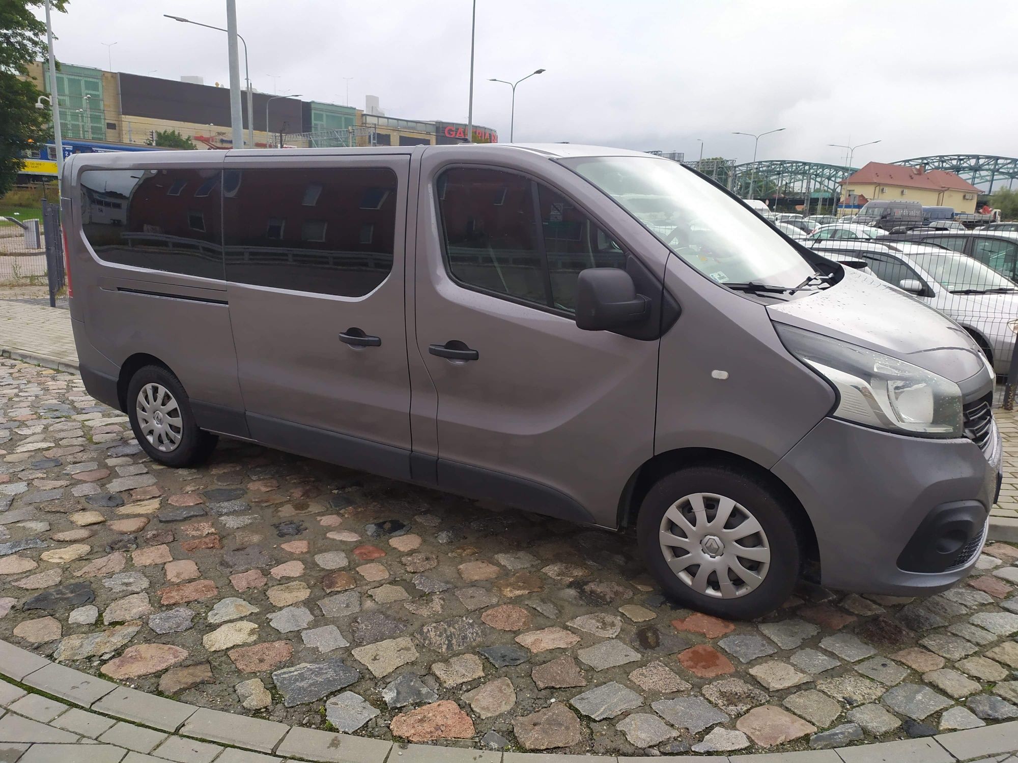 Wynajem bus 9 osobowy LONG Renault Trafic Wypożyczenie