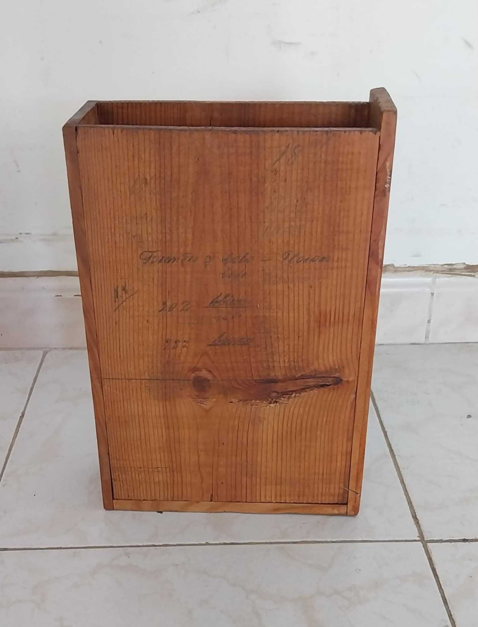 Original e ANTIGO PAR de Caixas para Pecas em Armazém. "RESTAURADAS"