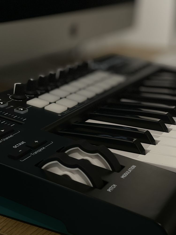 NOVATION launchkey 25