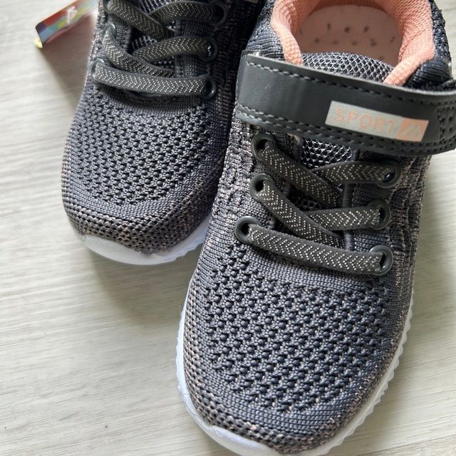 Взуття на дівчинку