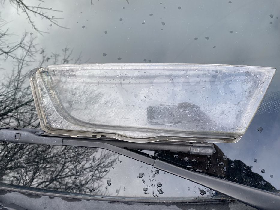 Скло правої протитуманої фари шкода октавія А7