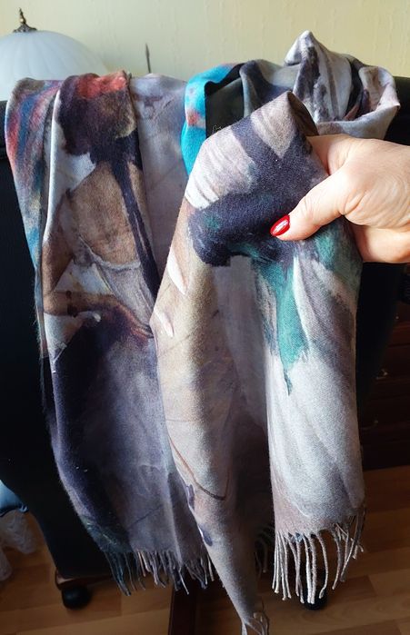 Продам жіночий шарф (палантин) з принтом