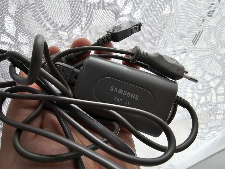 Aparat fotograficzny Samsung i5 wielkości karty kredytowej. Retro styl