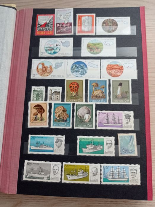 Klaser z kolekcją 496 dawnych znaczków