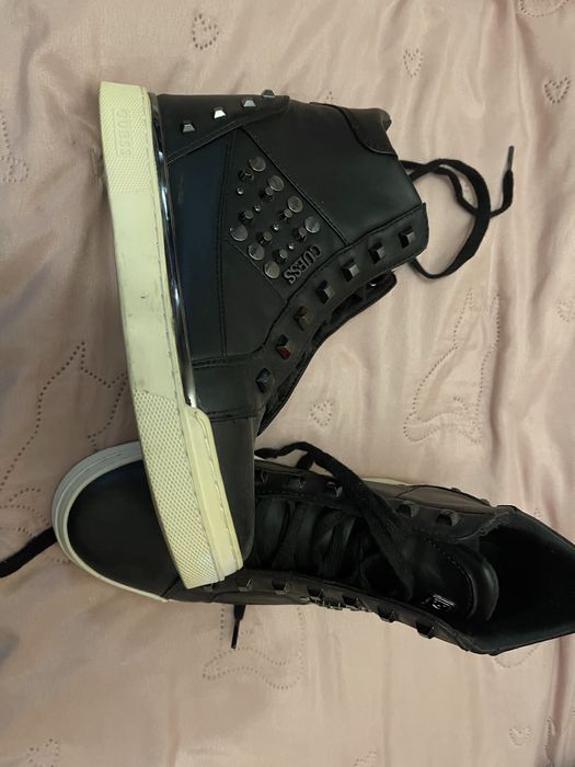 Чорні шкіряні кросівки-хайтопи Guess із заклепками.