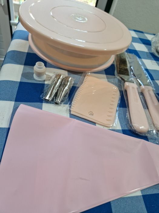 Conjunto de 32 peças para decoração de bolos. Novo