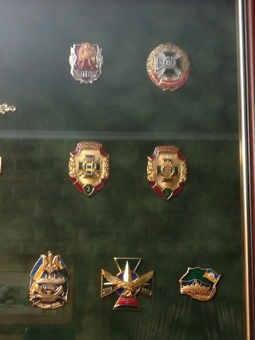 Большая композиция знаков погранвойск Украины.