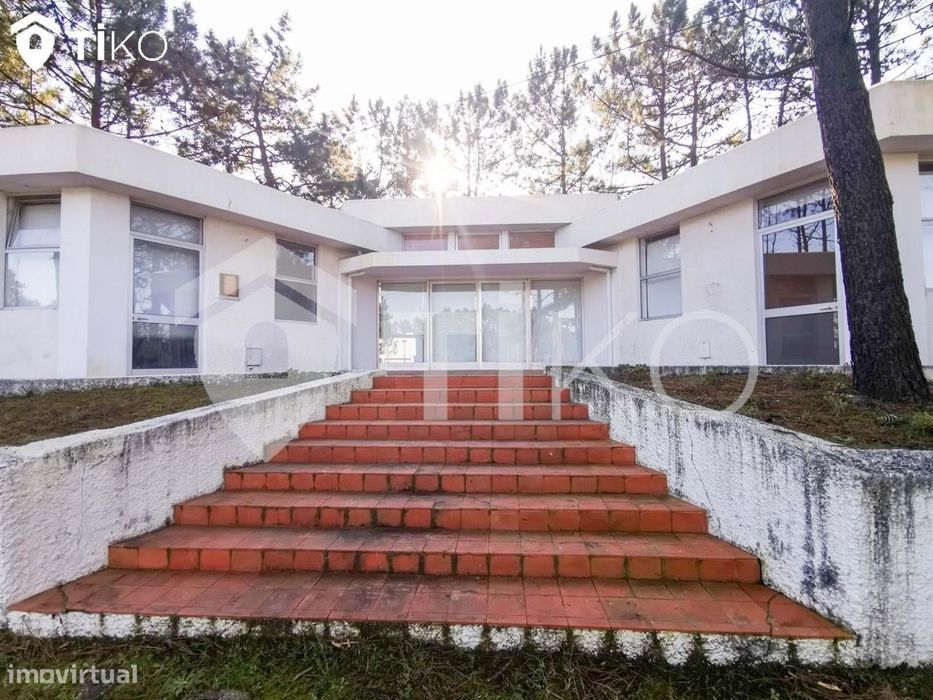 Excelente Espaço Comercial em terreno de 4 frentes  na Praia da Torrei