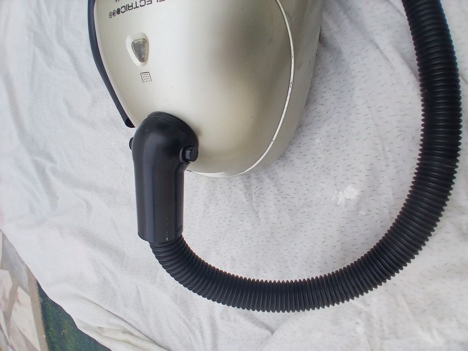 Aspirador Electrolux em bom estado de conservação, com ótimo desempenh