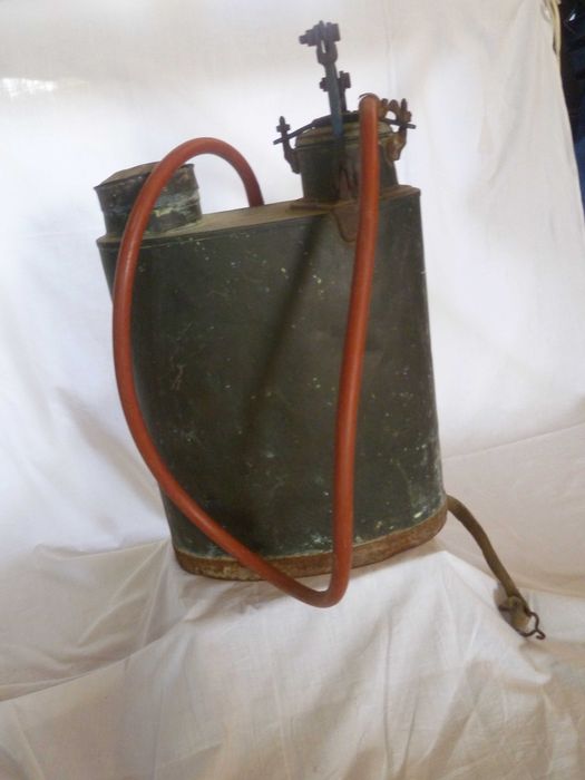 Máquina de sulfatar de cobre Hipólito dos anos 60 Museu casa de aldeia