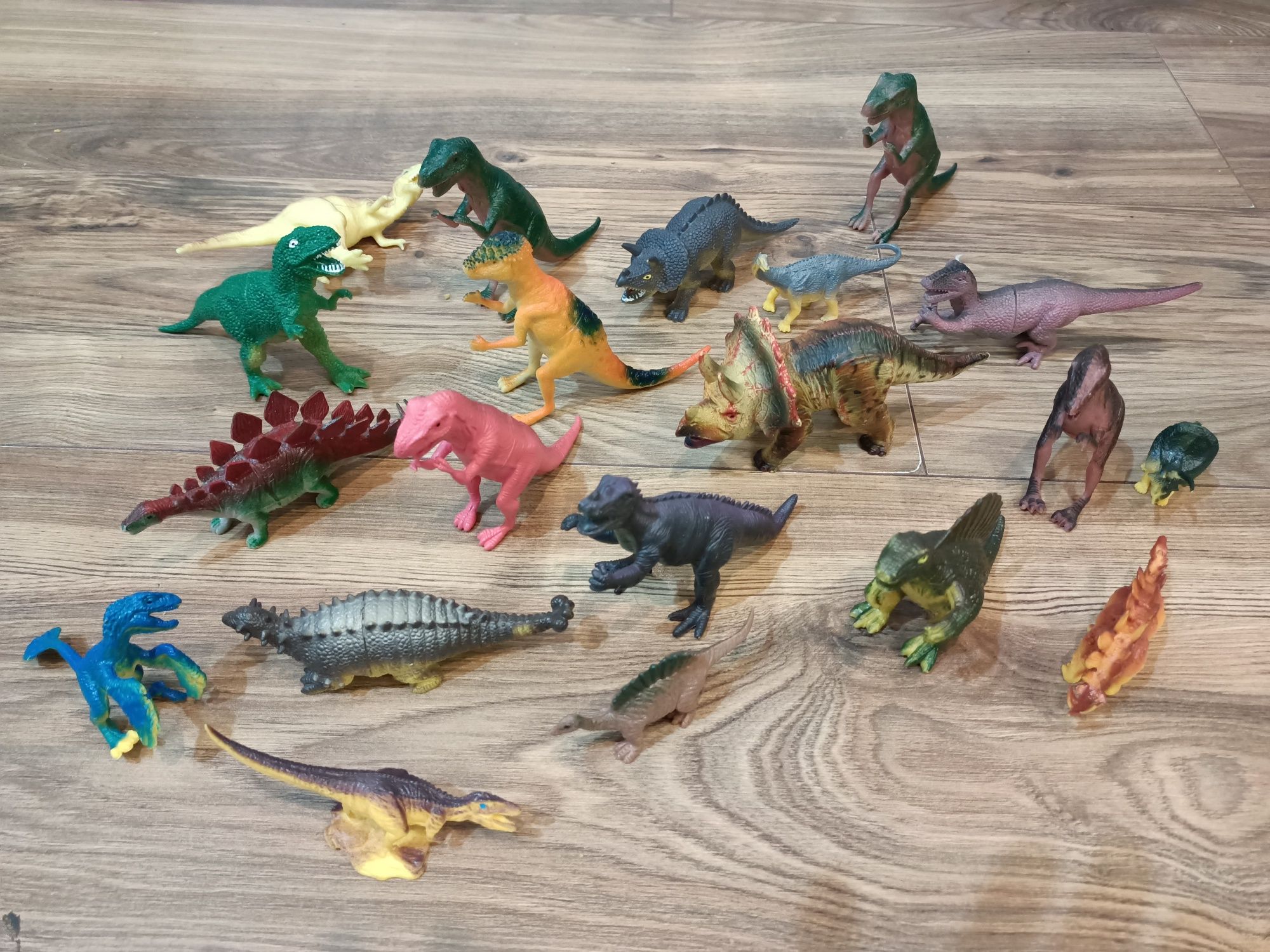 Zestaw figurek dinozaurów