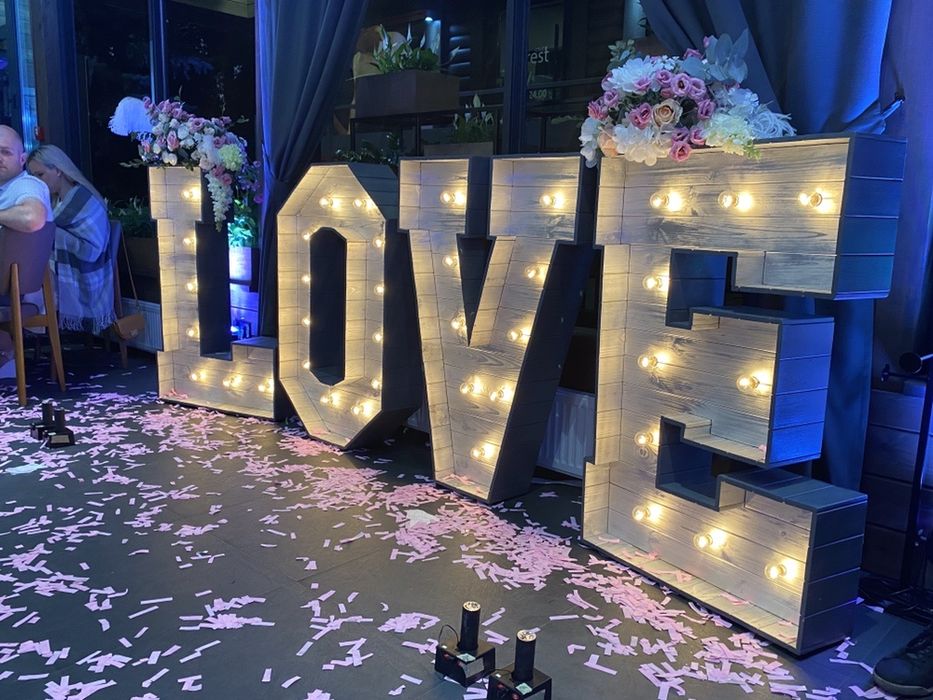 Оренда 3000 грн букви LOVE з лампочками на весілля