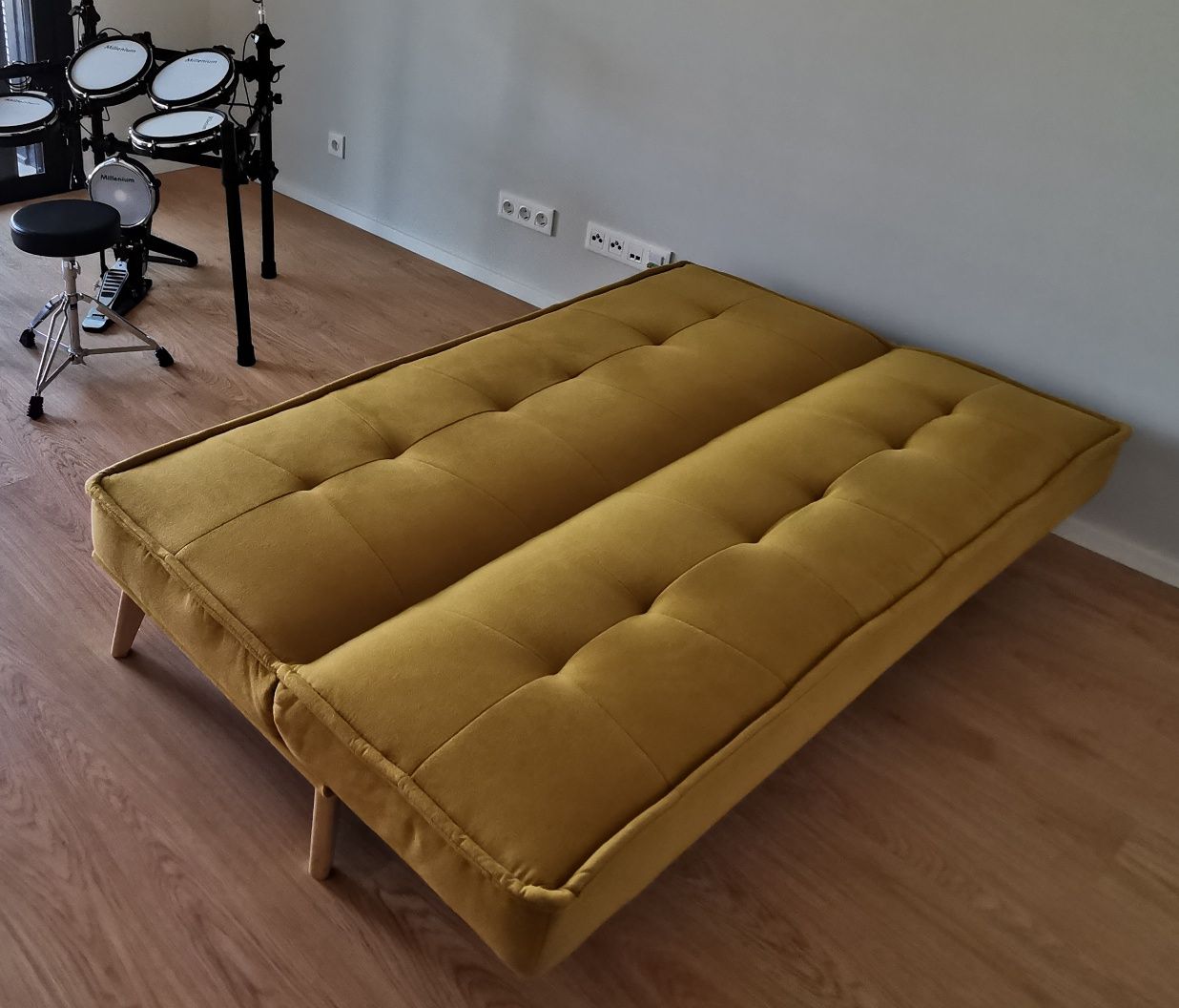 Sofá cama amarelo