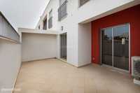 Apartamento T2 de rés-do-chão com logradouro de 25,29 m2 , 1 lugar de