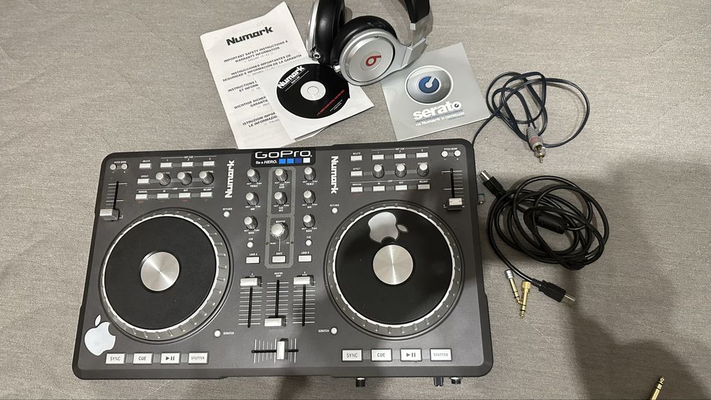 Mesa de mistura Numark + phones beat