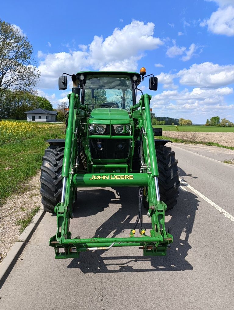 John Deere 6090 M z turem John Deere H310, 6110 R, 6100, 6230, 6330