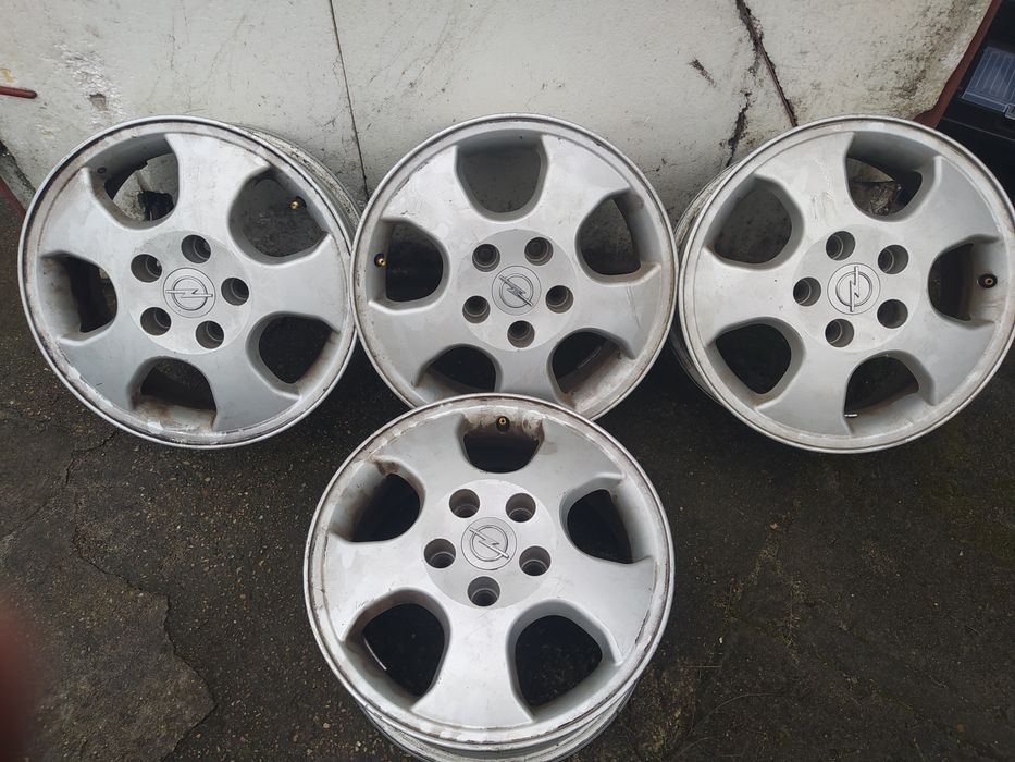 Sprzedam felgi aluminiowe do Opla. Cena za komplet 400 zł.