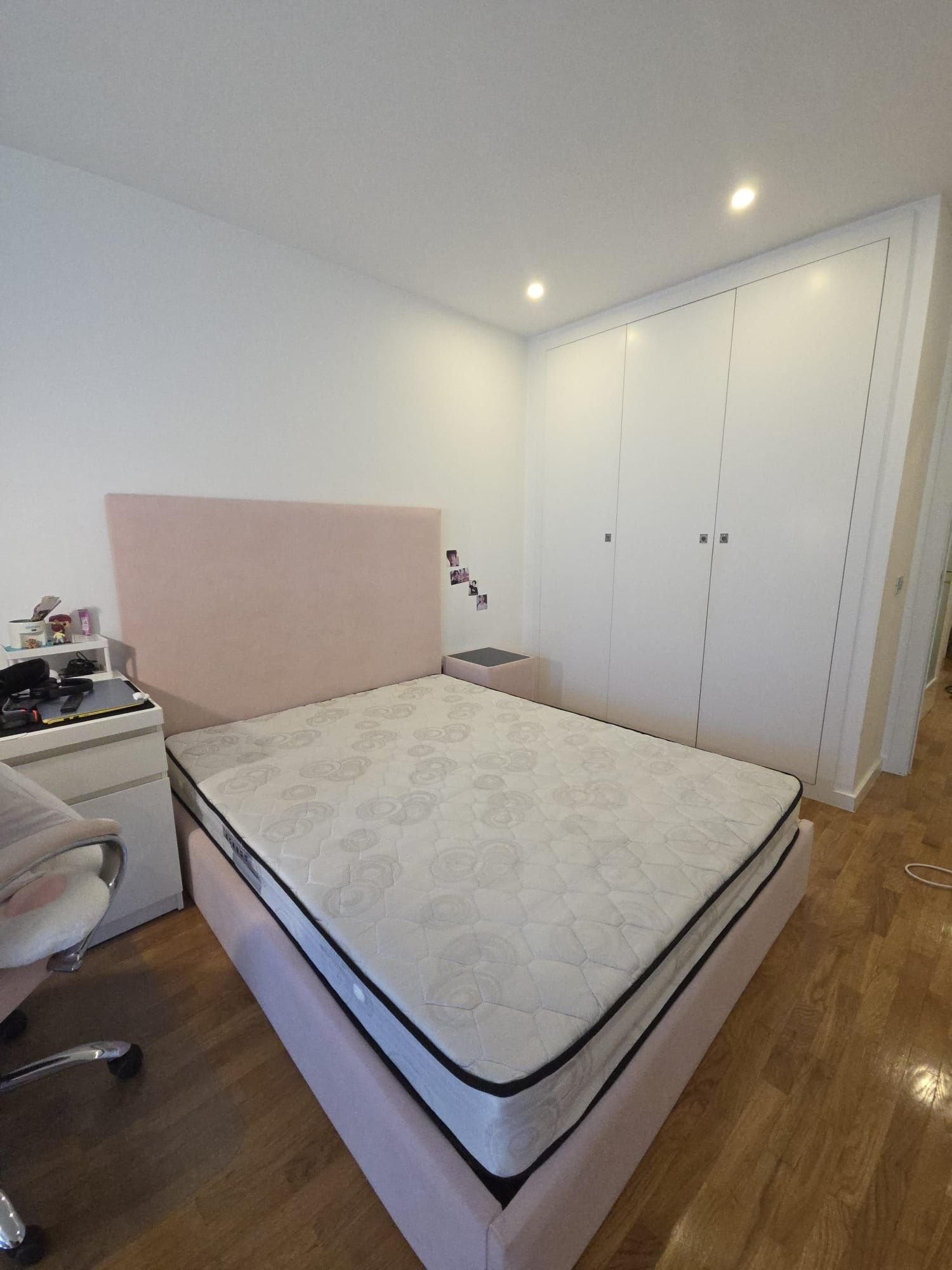 Cama, mesa de cabeceira e cadeira em veludo rosa