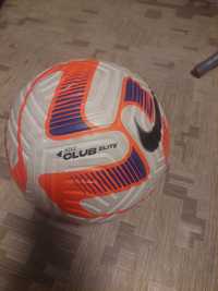 Продам мяч футбольный Nike 800 грн.Состоянее очень хорошее.