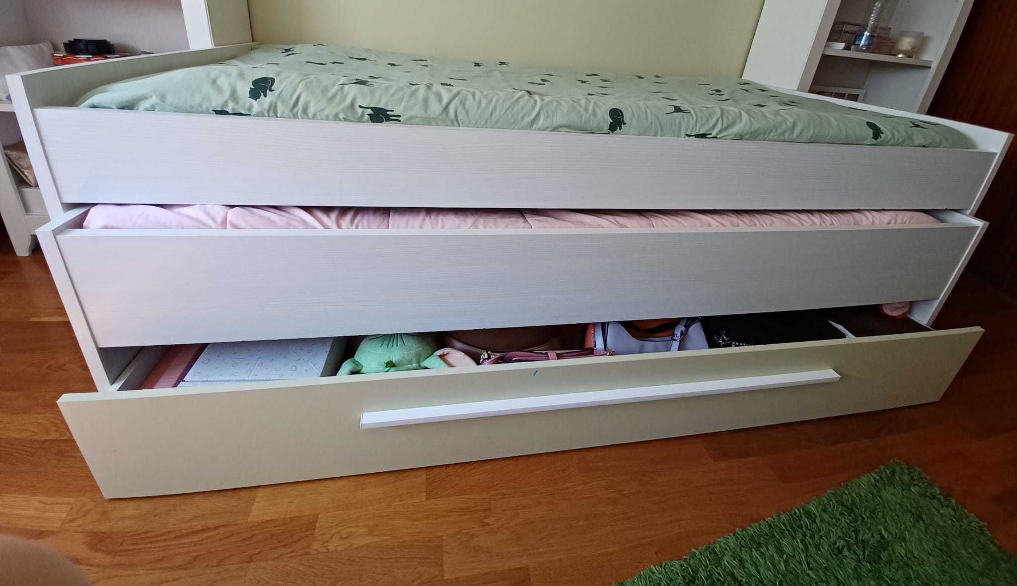 Cama solteiro com cama extra e gaveta de arrumação e duas prateleiras