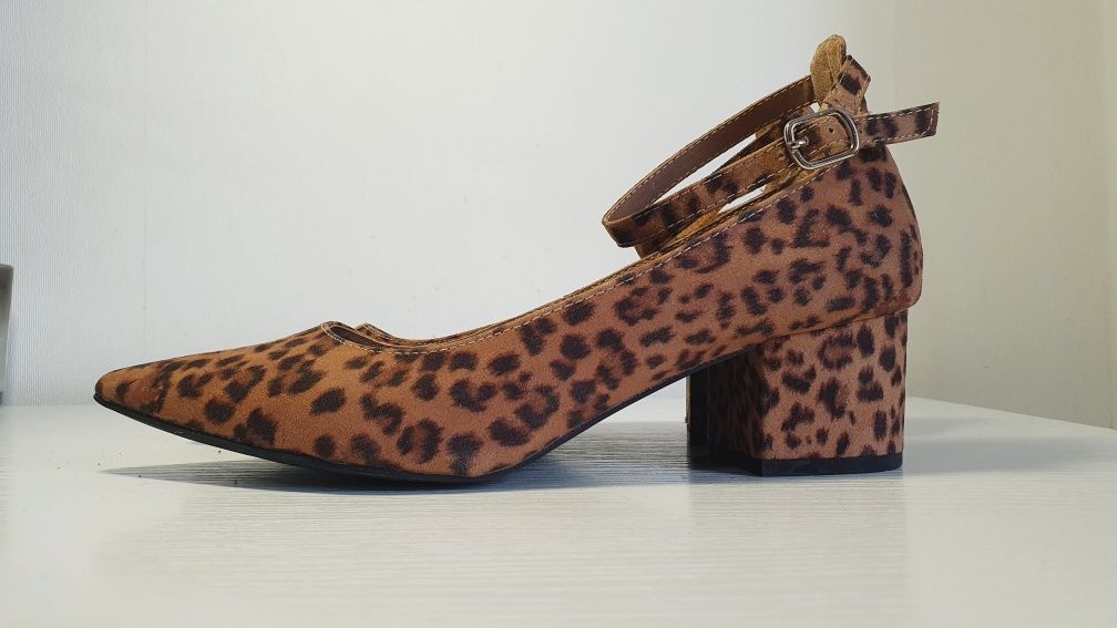 Зручні туфлі з леопардовим принтом