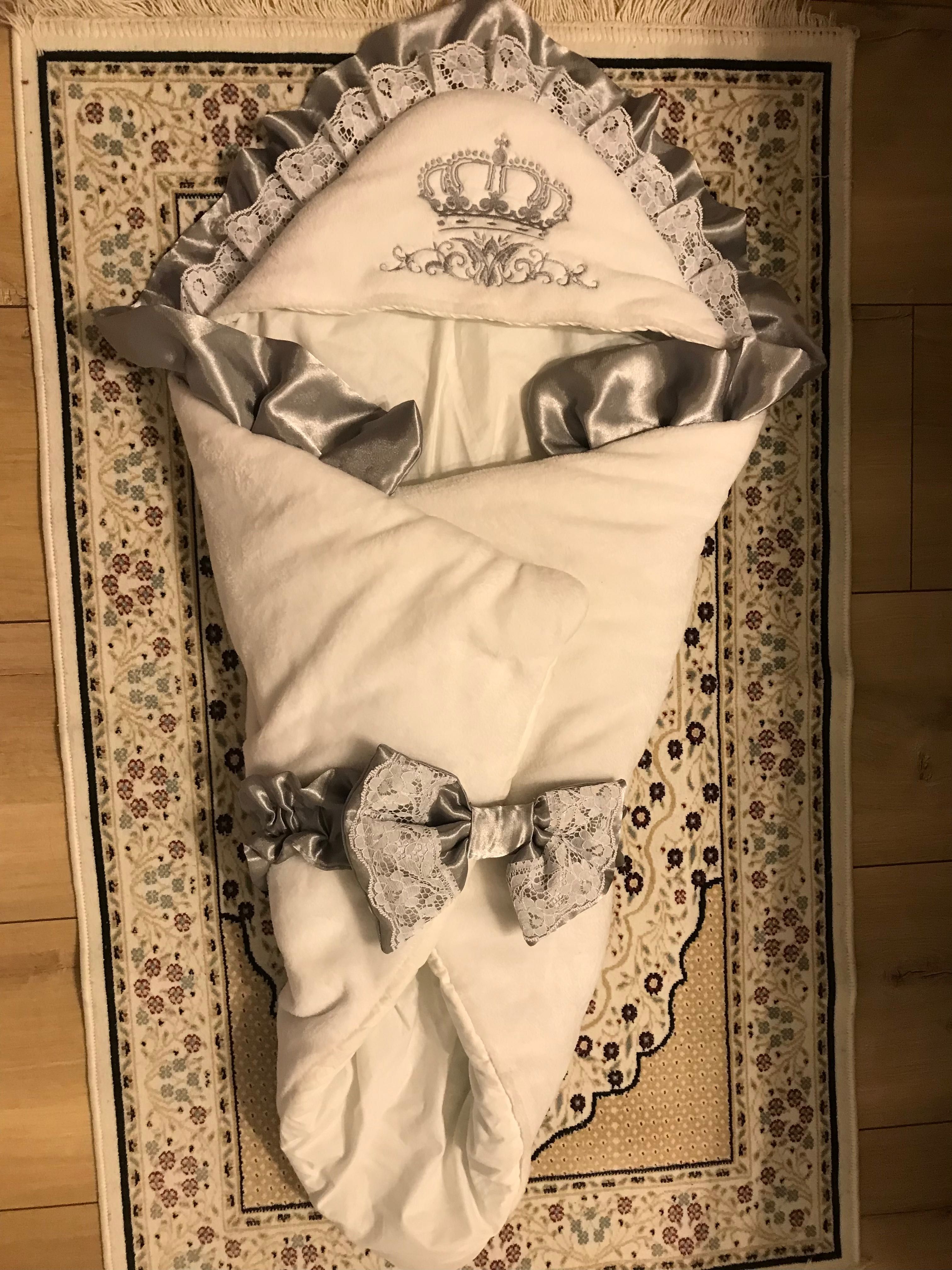 Конверт с вышивкой на выписку для новорожденных Корона