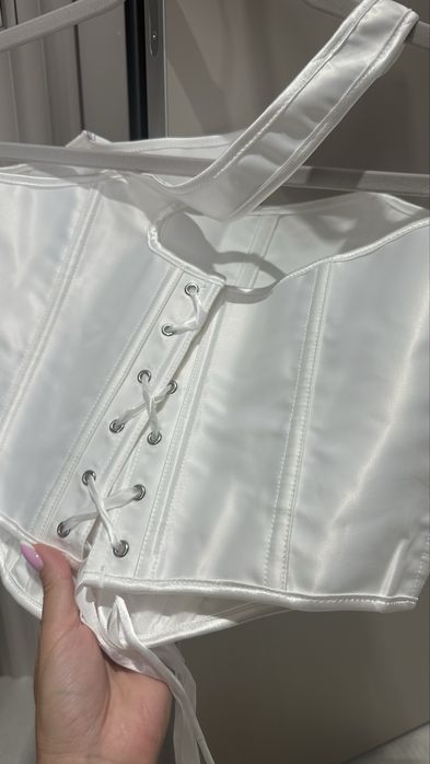 Корсет белый, ткань атлас, сзади шнуровка