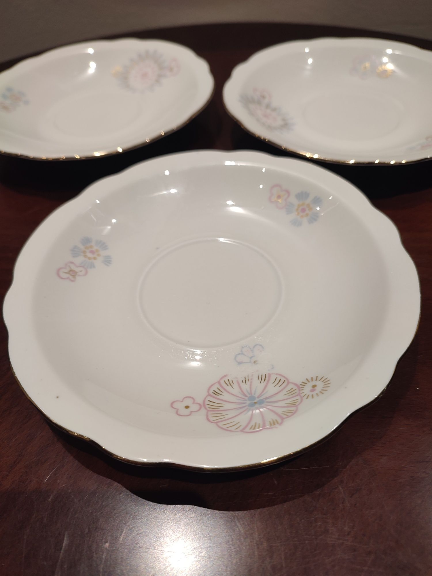 Śliczny stary zestaw trzech spodków porcelana