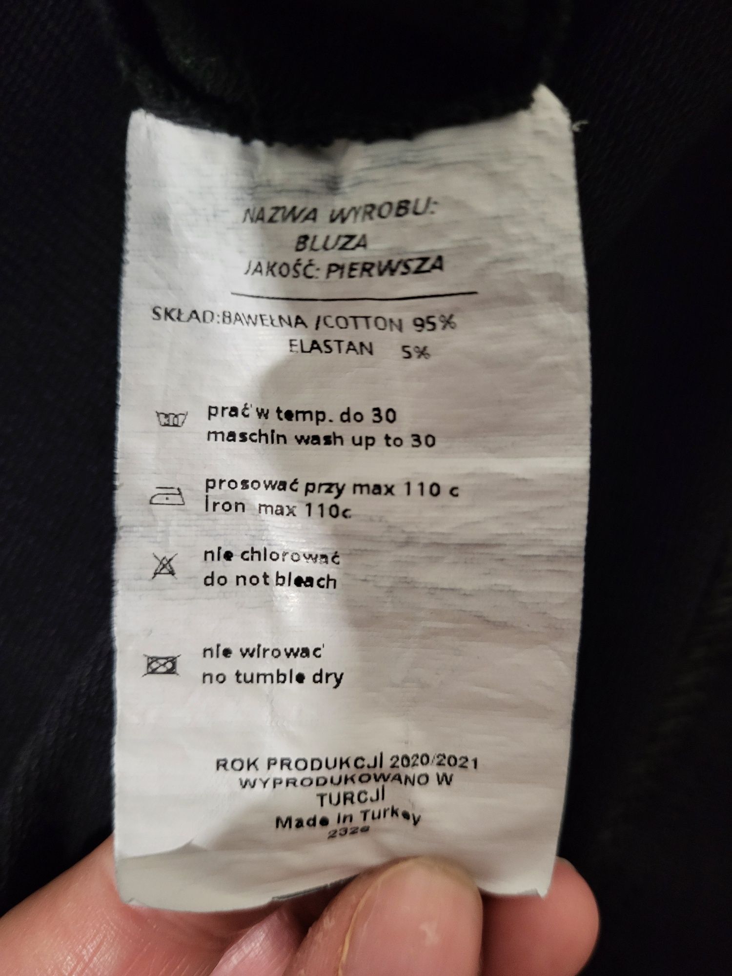 LaLeLi czarna asymetryczna bluza z dzwonkowym rękawem.