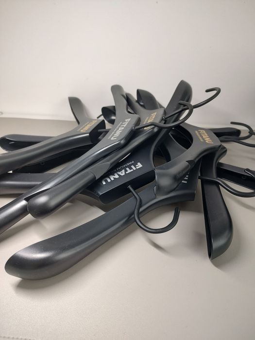 Wieszaki czarne Fitanu