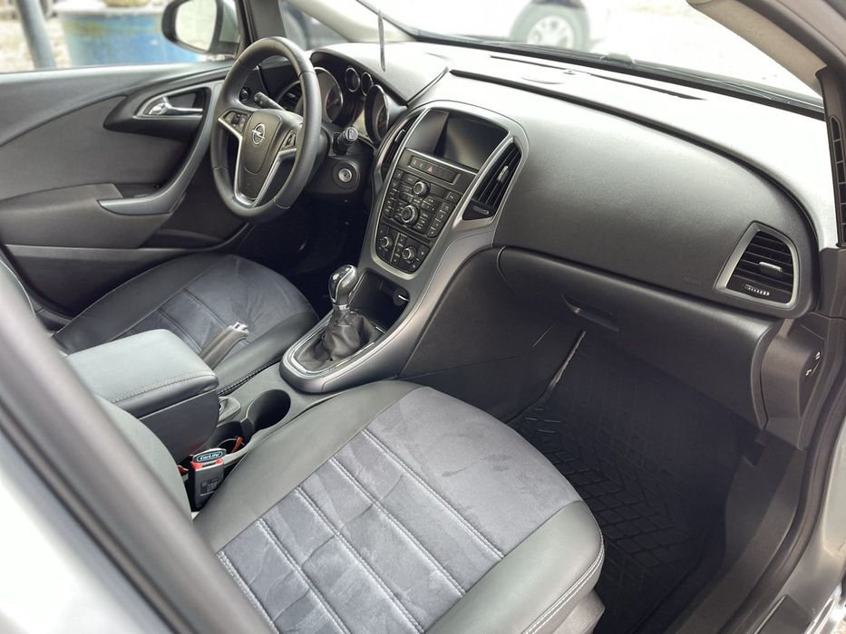 Продається автомобіль Opel Astra J