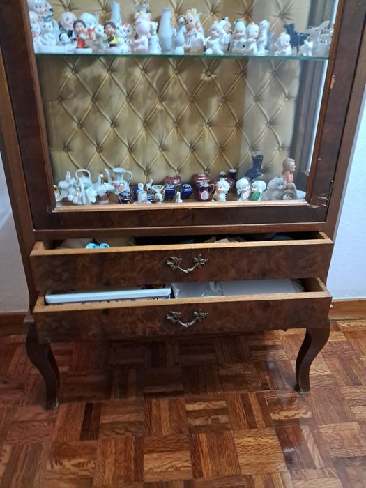 Vitrine  de madeira com estofo creme