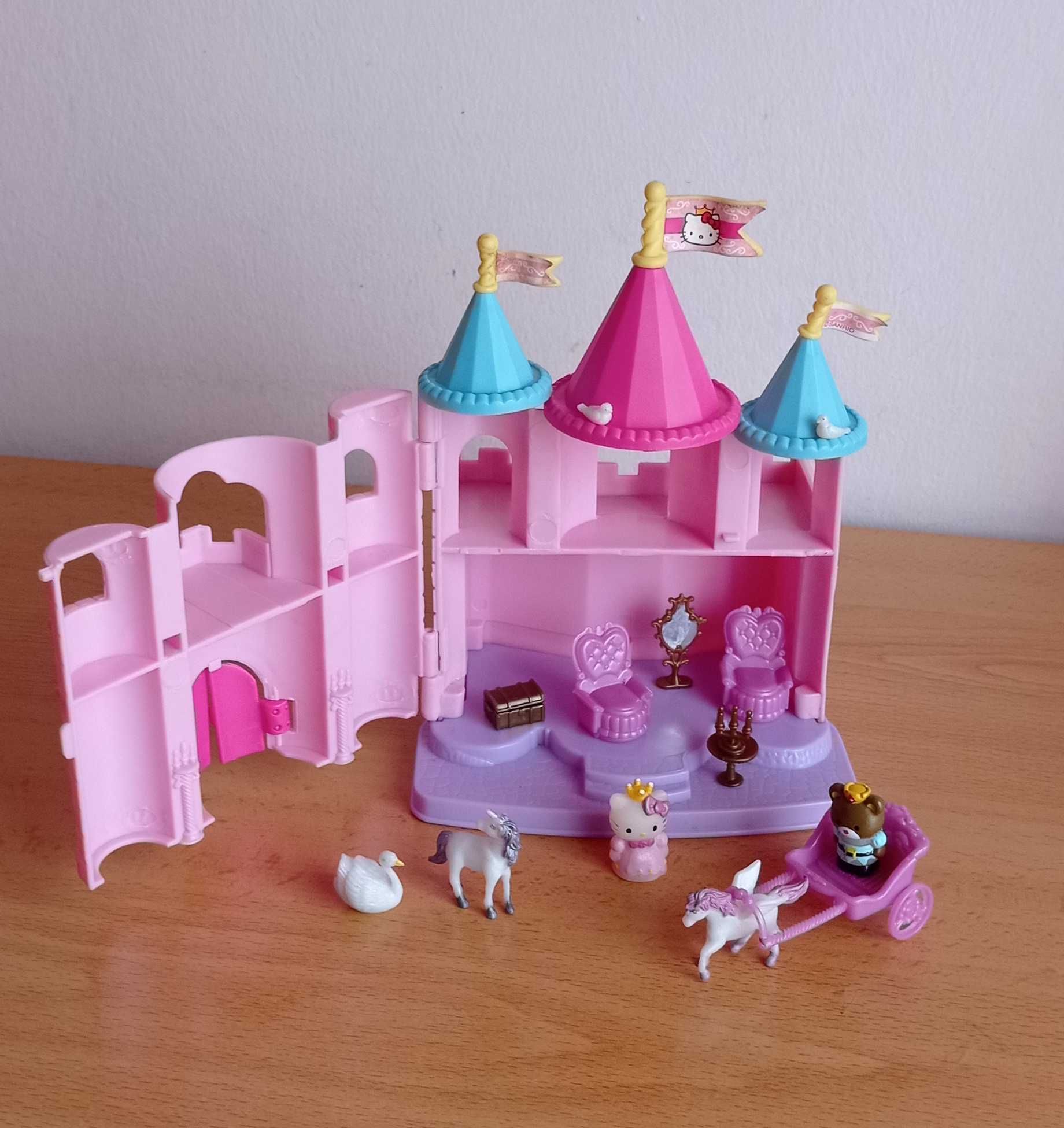 Castelo da Hello Kitty e bonecas