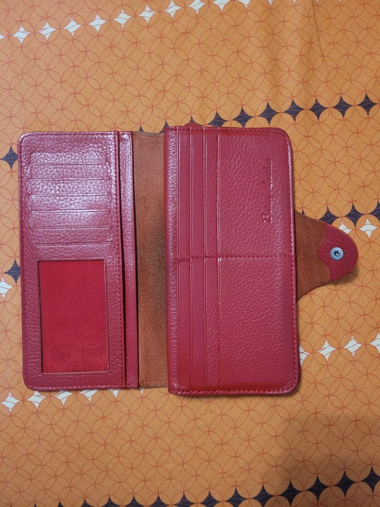 Красный кошелёк.