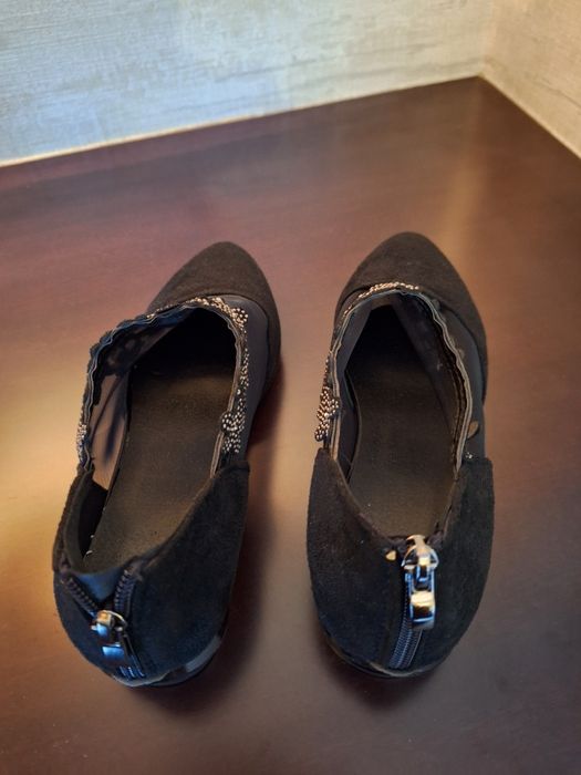 Sapatos pretos com bordados