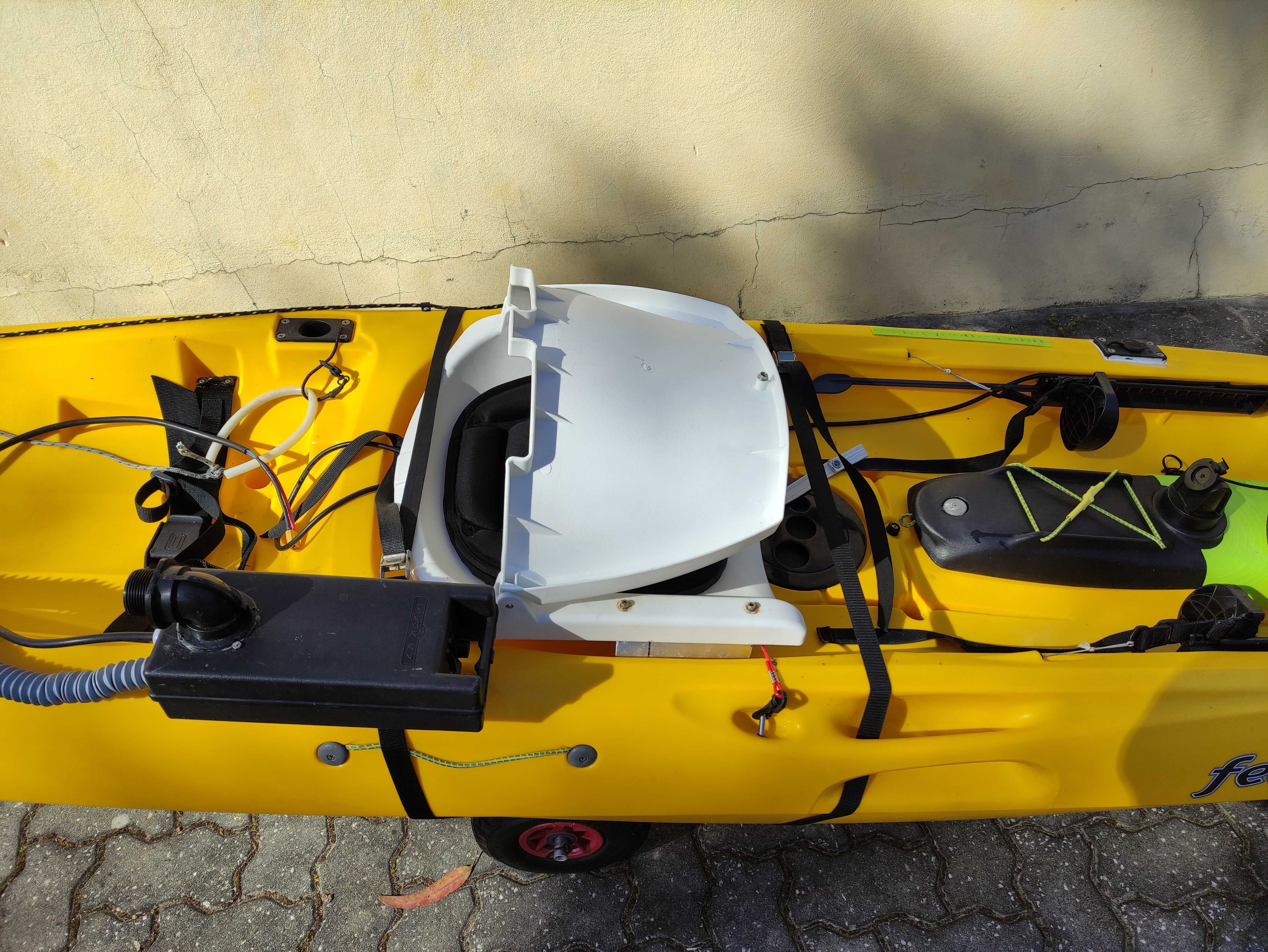 Kayak de pesca com motor