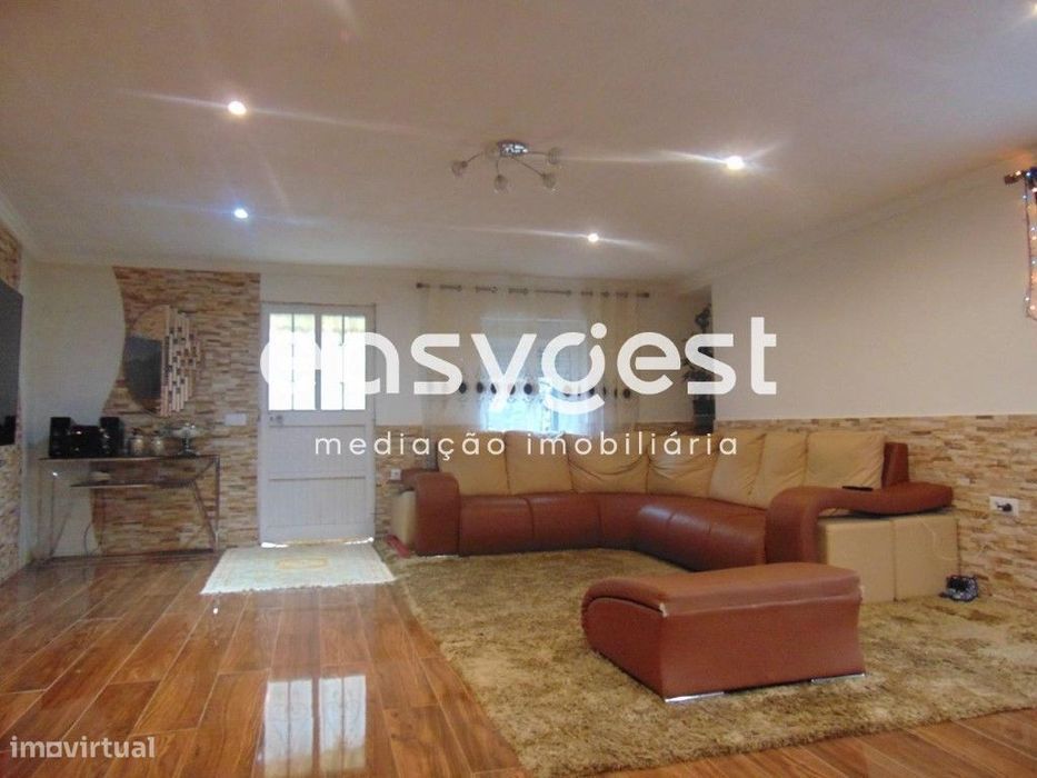 Moradia totalmente remodelada em zona calma, com logradouro.