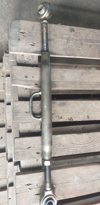 Центральний гвинт навіски трактора