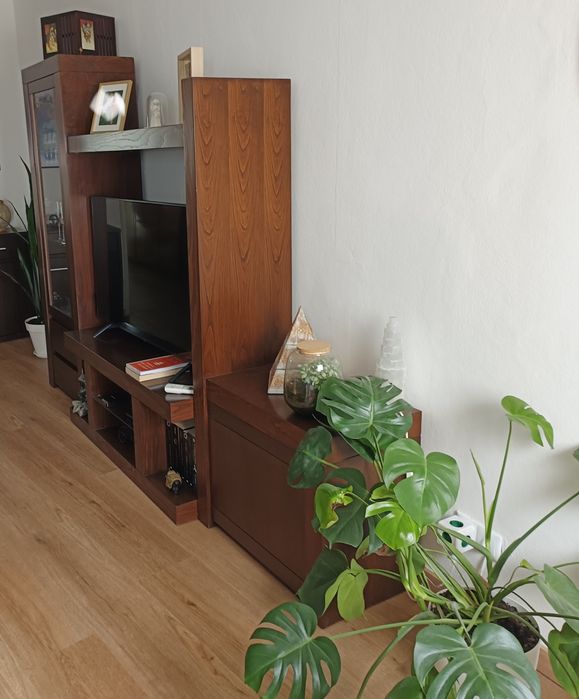 Móvel de Sala com Cristaleira em Madeira Maciça – Usado