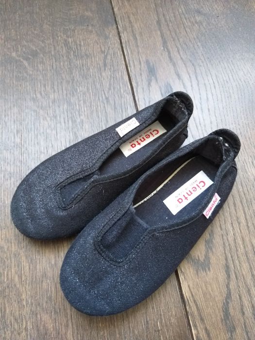 Взуття для дівчинки. Розміри різні.