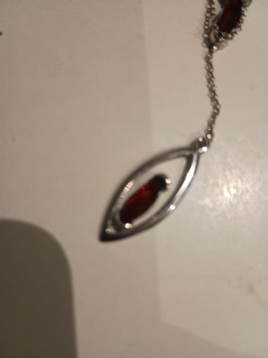 Srebrny łańcuszek z bursztynem