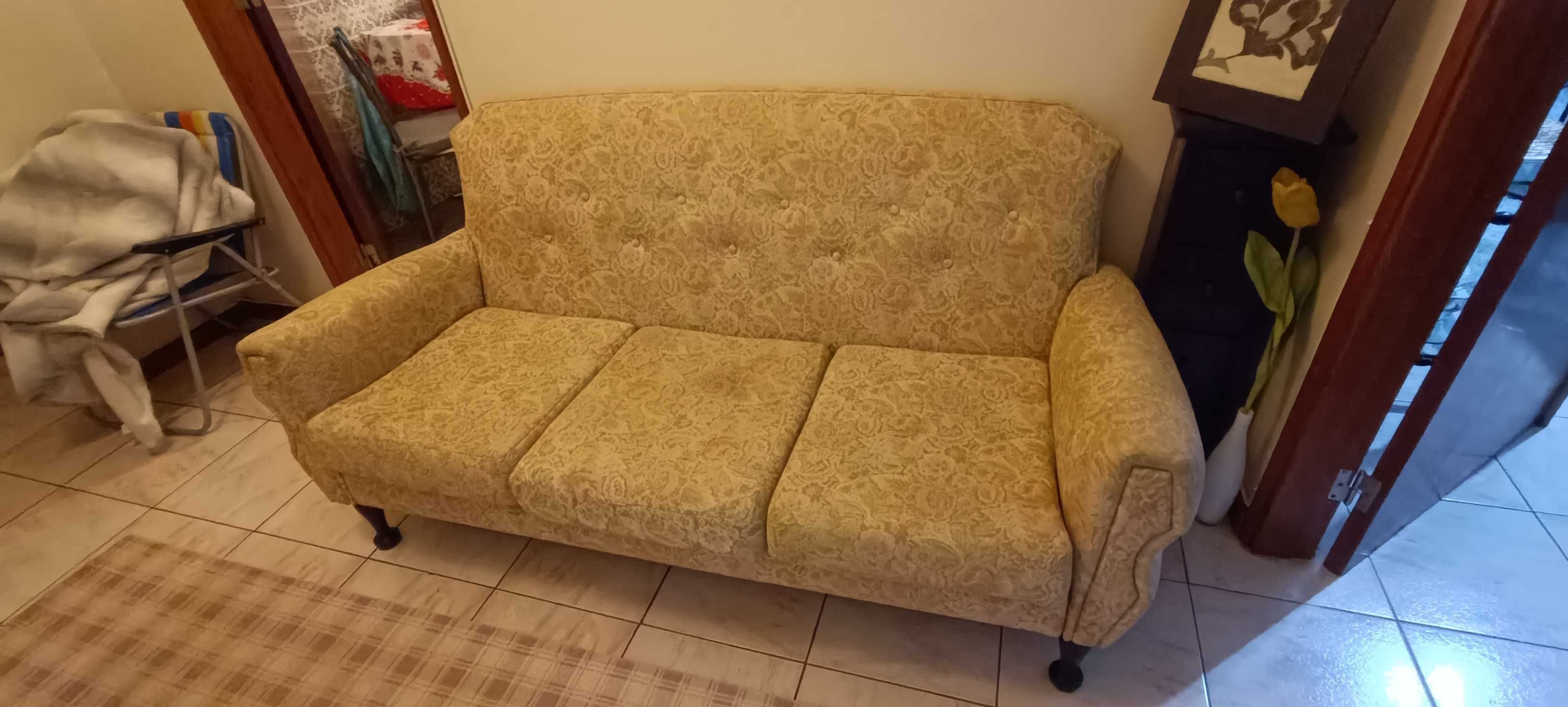 conjunto de três sofás em bom estado