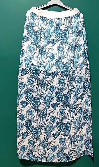 Śliczna, lekka, przewiewna, długa spódnica w nowoczesny motyw.