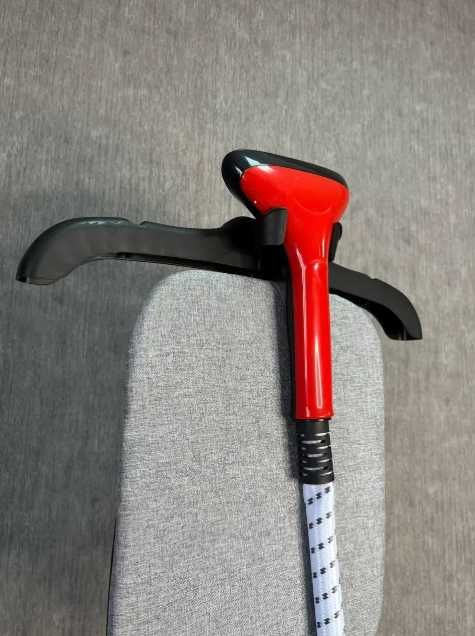 потужний вертикальний відпарювач для одягу зі стійкою праска