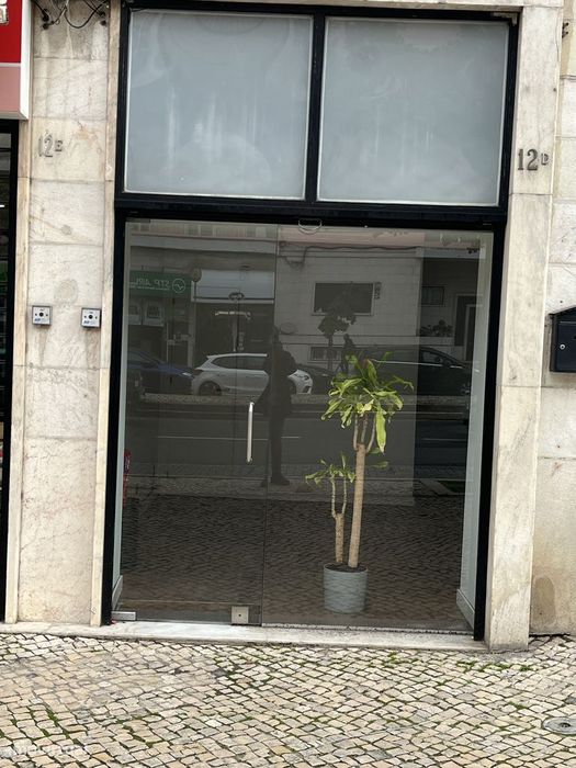 Loja com armazem em plena av. Joao XXI